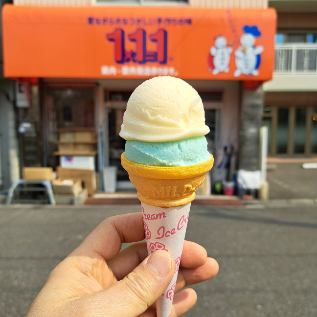 1&times;1アイスクリン 本店前