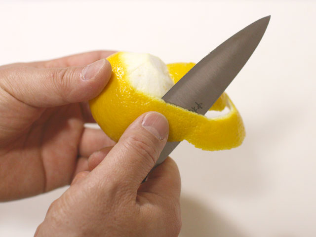 小夏の食べ方・ファーストステップは果物ナイフで外皮を薄く剥く事