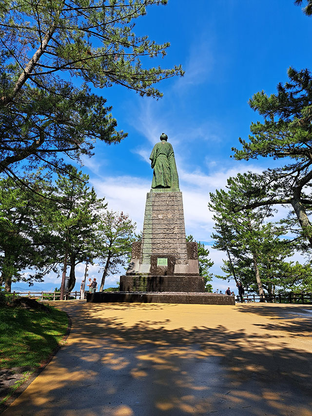 高知県高知市桂浜にある坂本龍馬の銅像（背面）